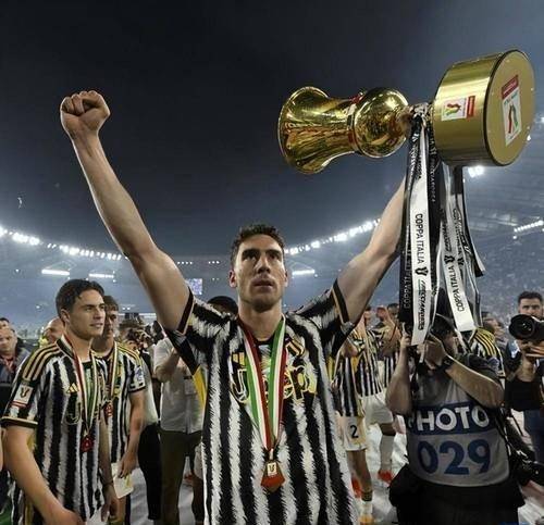 皇家马德里完成体检备战意甲集结日拉齐奥队长鼓劲——亚冠节点到来，今夜拉齐奥调整名单以备中超瞬间刷屏的简单介绍